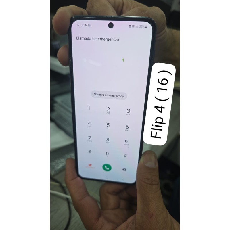 DISPLAY SAMSUNG FLIP 4 5G CON LEVE DETALLE DISPLAY SAMSUNG FLIP 4 5G CON LEVE DETALLE